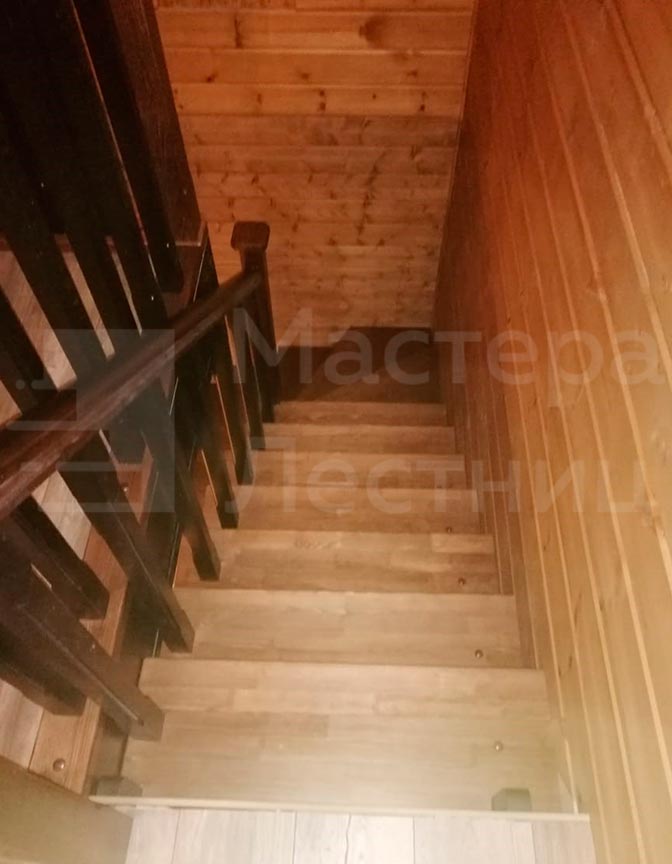 Деревянная лестница на 180 градусов забежная закрытая с деревянным ограждением