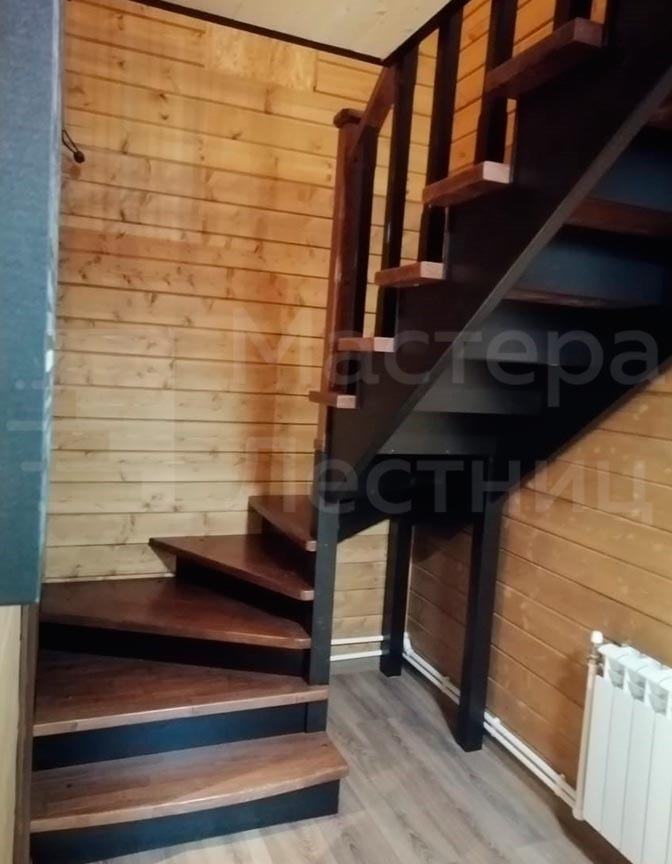 Деревянная лестница П-образная забежная закрытая с деревянным ограждением