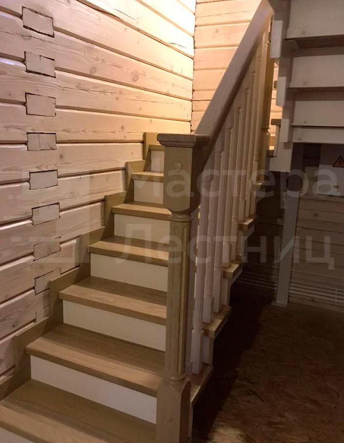 Лестница в частный дом на ломаном косоуре П-образная с площадкой закрытая с деревянным ограждением