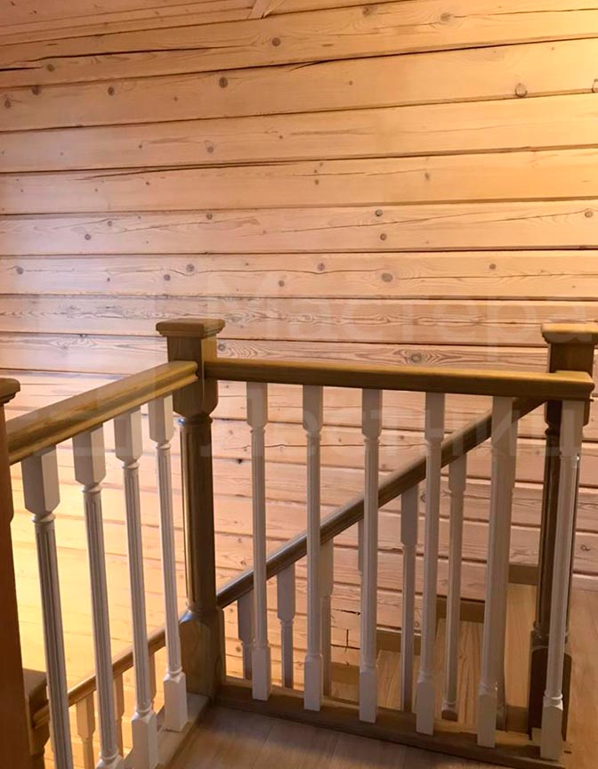 Лестница в дом на второй этаж на ломаном косоуре П-образная с площадкой закрытая с деревянным ограждением