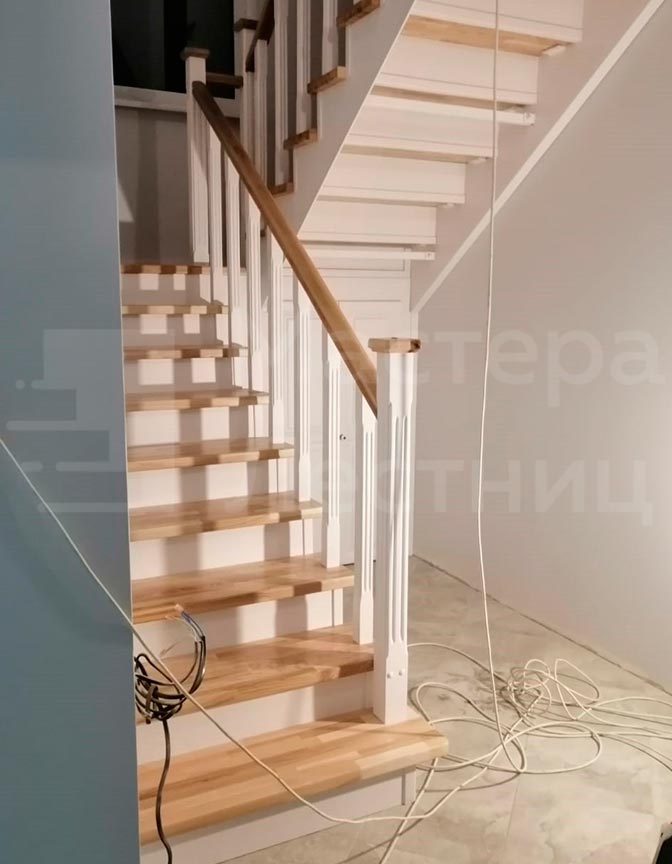 Лестница в частный дом на листовой стали П-образная с площадкой закрытая с деревянным ограждением