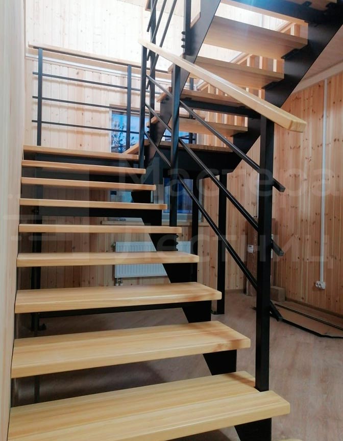 Лестница на двойном косоуре из листовой стали П-образная с площадкой открытая с металлическим ограждением