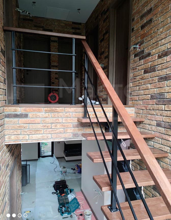 Лестница в дом на второй этаж на монокосоуре П-образная с площадкой открытая с металлическим ограждением
