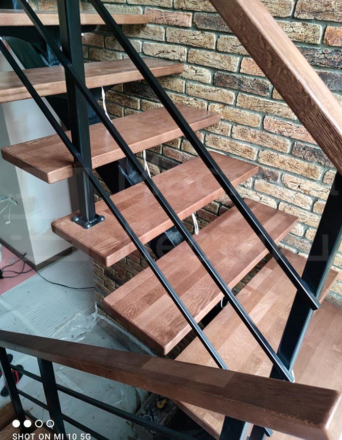 лестница на монокосоуре с металлическим ограждением