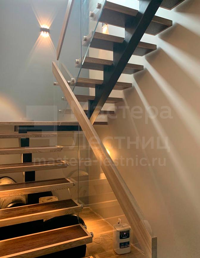 Лестница в частный дом на монокосоуре П-образная с площадкой открытая со стеклянным ограждением