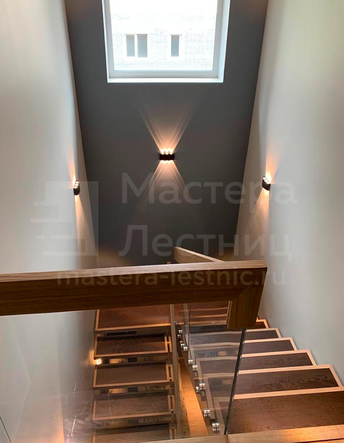Лестница на монокосоуре на 180 градусов с площадкой открытая со стеклянным ограждением