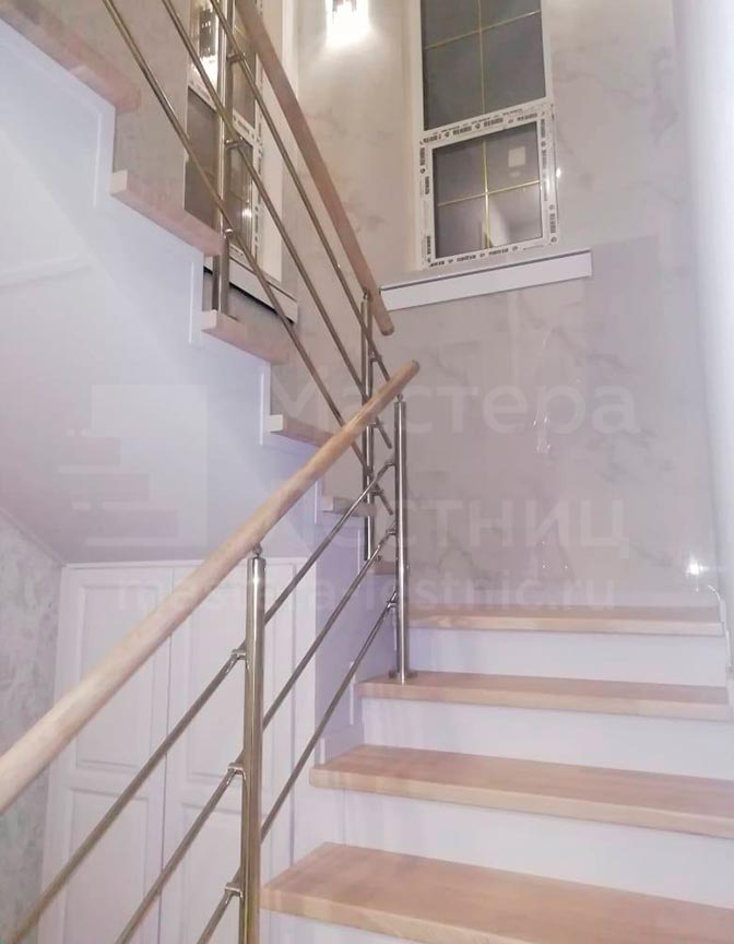 Лестница в частный дом П-образная с площадкой закрытая с нержавеющим ограждением
