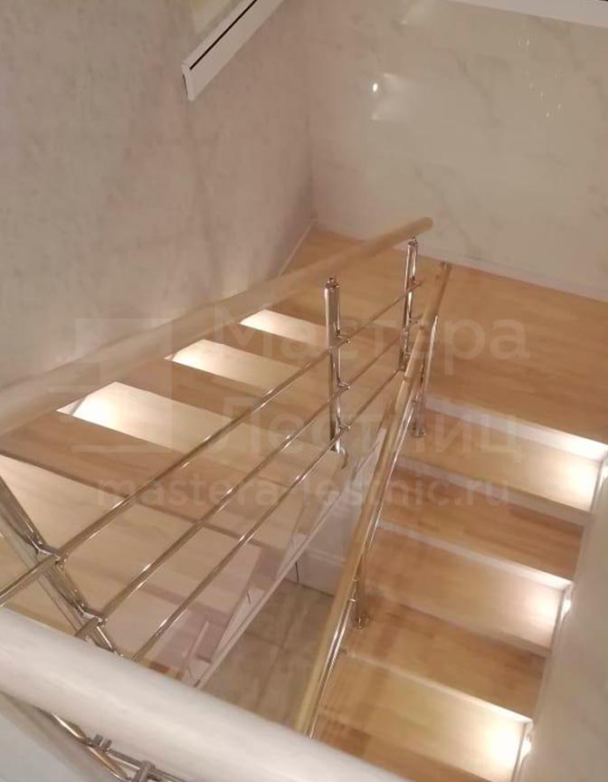 Лестница на 180 градусов с площадкой закрытая с нержавеющим ограждением