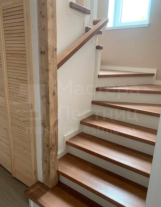 Лестница П-образная забежная закрытая с деревянным ограждением