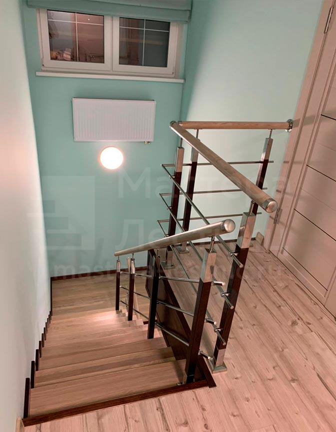 Лестница в частный дом П-образная забежная закрытая с нержавеющим ограждением