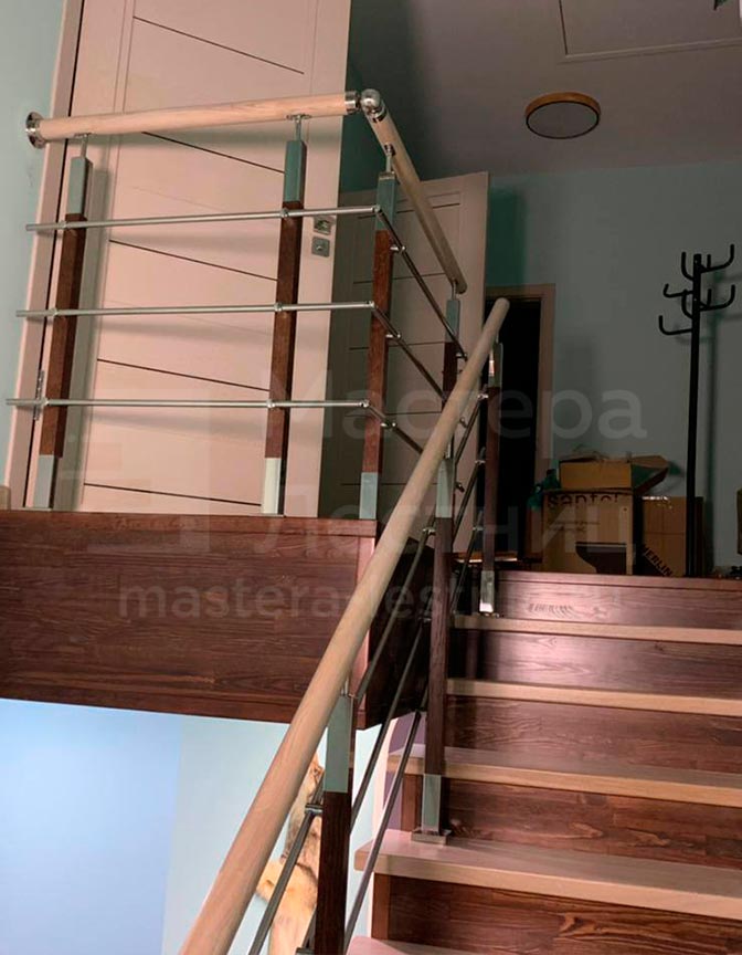 Лестница в частный дом П-образная забежная закрытая с нержавеющим ограждением