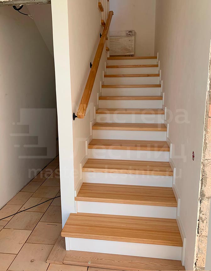 Лестница на 180 градусов с площадкой закрытая с деревянным ограждением