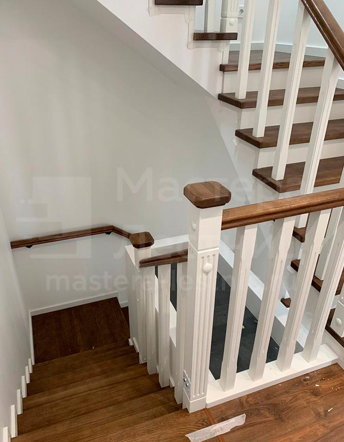 Лестница в дом на второй этаж П-образная с двумя площадками закрытая с деревянным ограждением