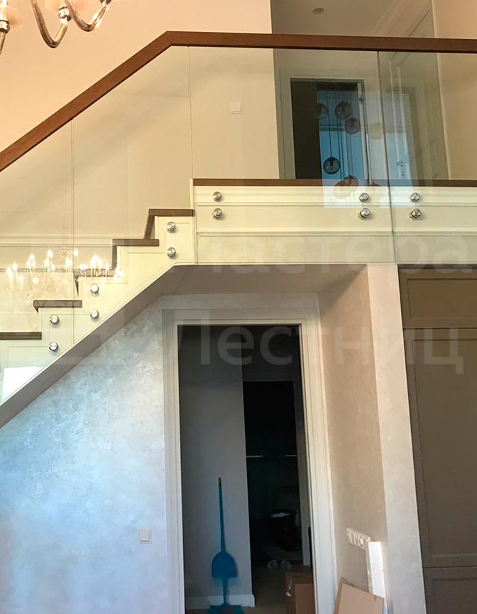 Лестница в дом на второй этаж П-образная забежная закрытая со стеклянным ограждением