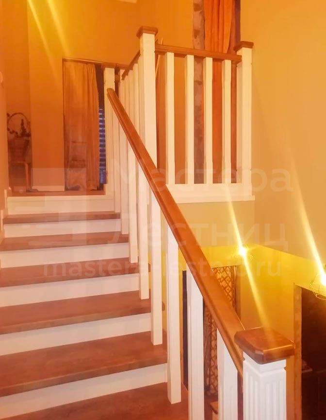 Лестница в дом на второй этаж П-образная с площадкой закрытая с деревянным ограждением