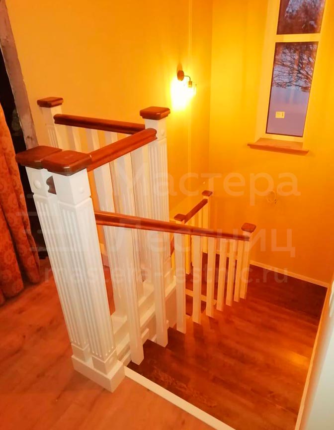 Лестница на 180 градусов с площадкой закрытая с деревянным ограждением
