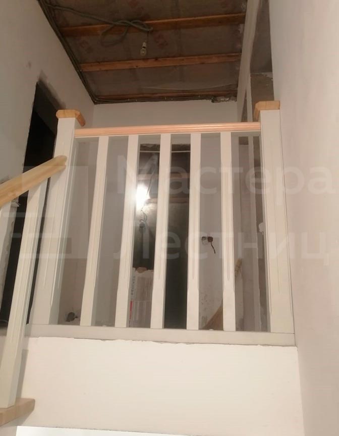Лестница в дом на второй этаж на листовой стали П-образная забежная закрытая с деревянным ограждением