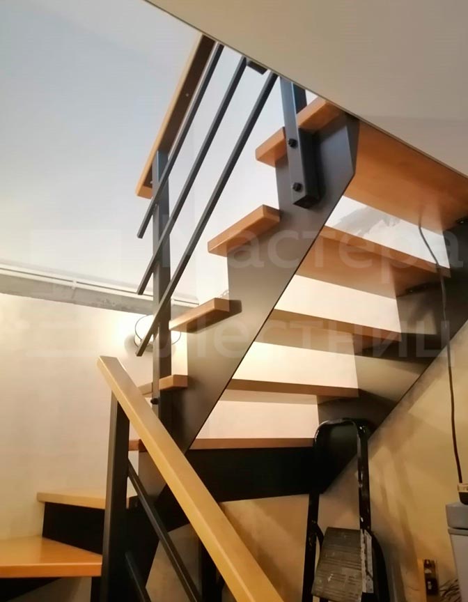 Лестница в дом на второй этаж на листовой стали П-образная забежная открытая с металлическим ограждением
