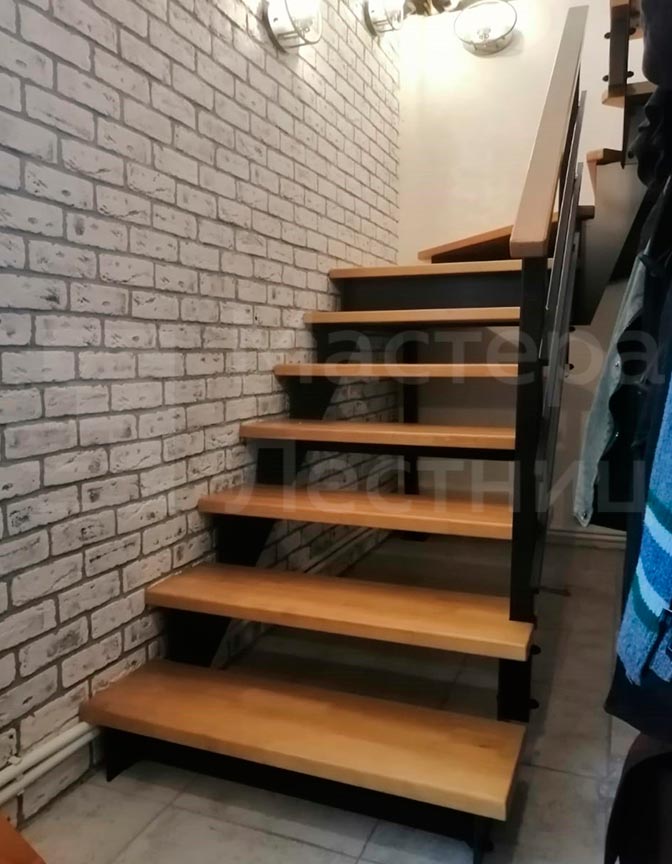 Лестница в частный дом на листовой стали П-образная забежная открытая с металлическим ограждением