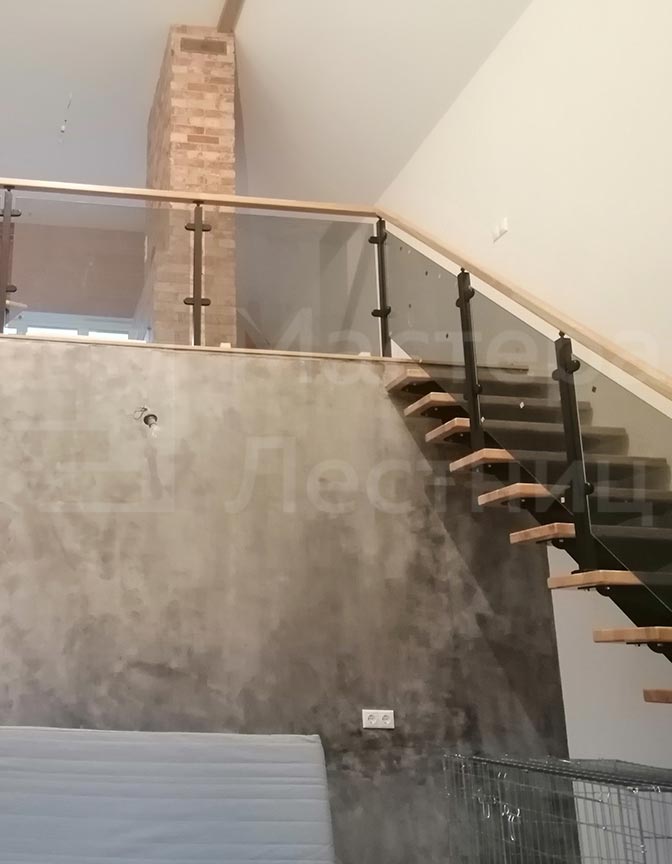 Лестница в дом на второй этаж на монокосоуре прямая без поворота открытая со стеклянным ограждением