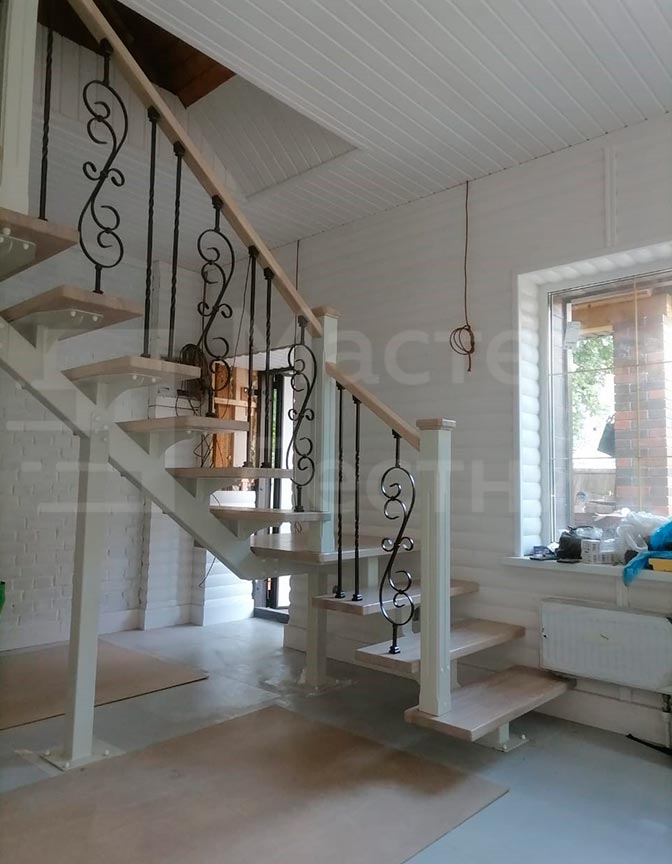 Лестница в частный дом на монокосоуре Г-образная с площадкой открытая с кованым ограждением