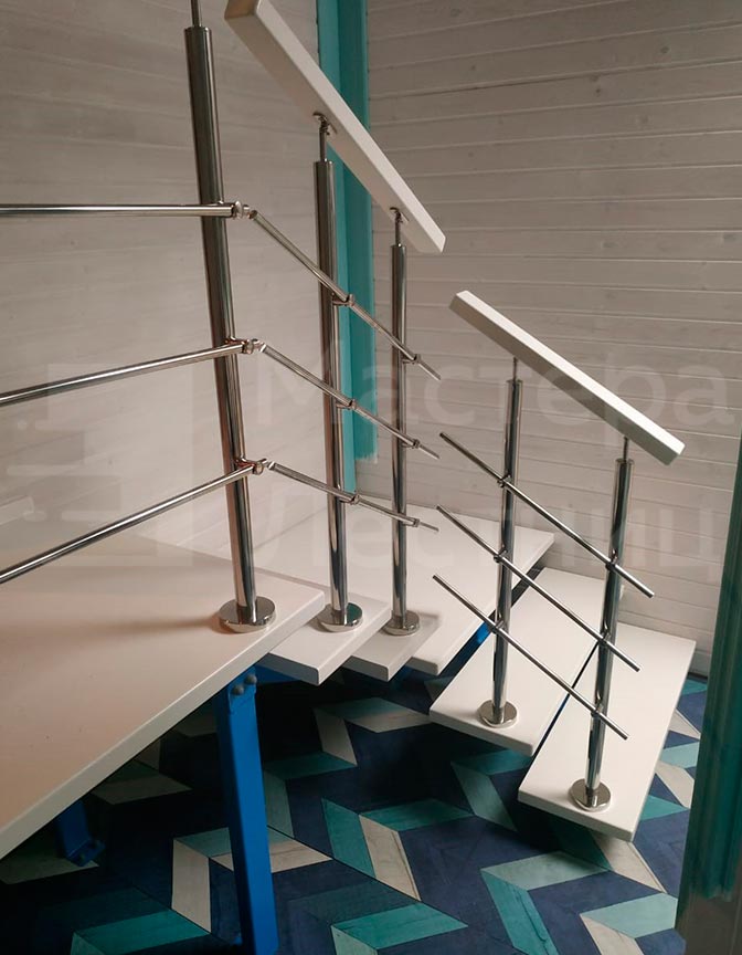 Лестница на второй этаж на монокосоуре Г-образная забежная открытая с нержавеющим ограждением