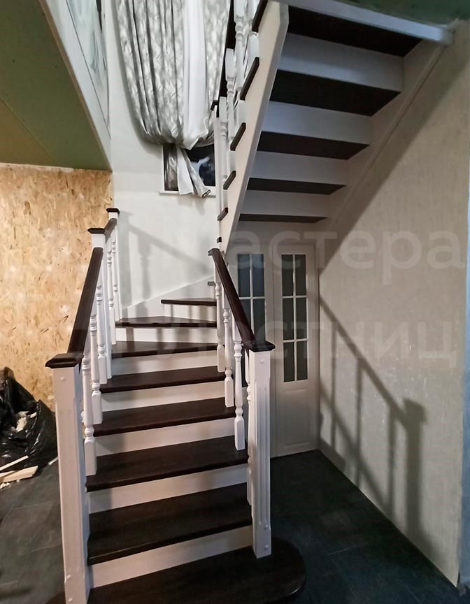 Лестница в дом на второй этаж П-образная забежная закрытая с деревянным ограждением