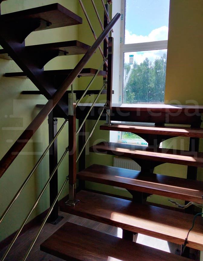 Лестница на второй этаж на монокосоуре П-образная с площадкой открытая с нержавеющим ограждением