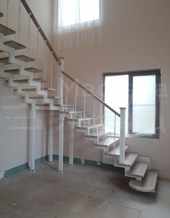 Лестница на второй этаж на ломаном косоуре Г-образная с площадкой открытая с кованым ограждением