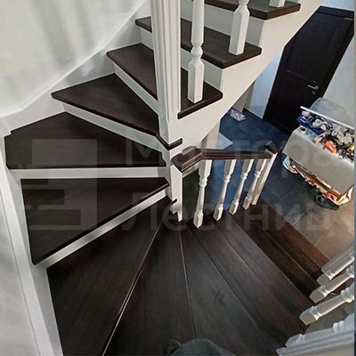 П-образная забежная лестница в частном доме
