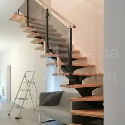 Г-образная лестница в частном доме