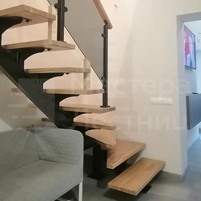 Г-образная забежная лестница в частном доме