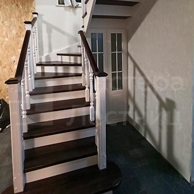 Лестница на 180 градусов забежная в частном доме